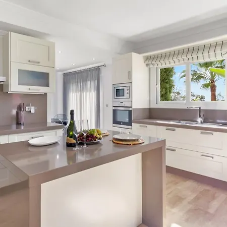 בית נופש Four Bdr House Ema Elviria *